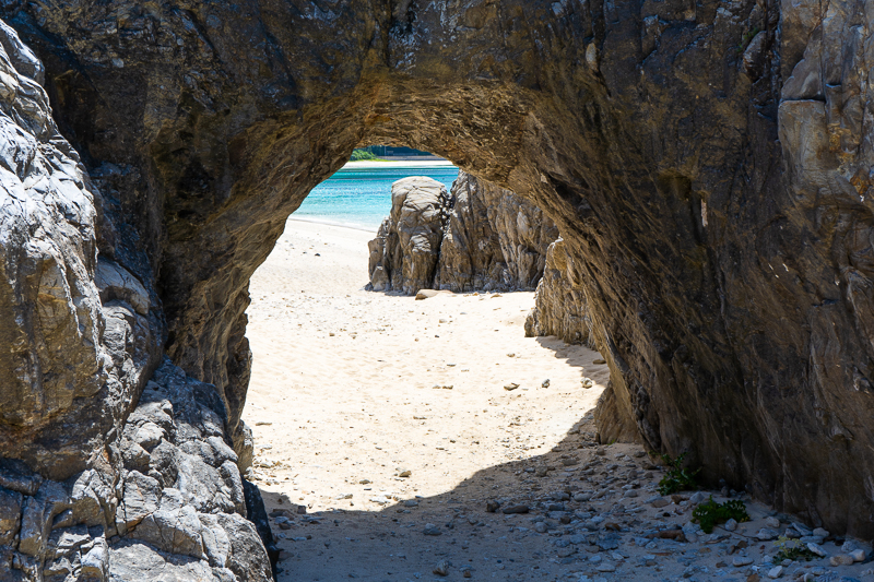 阿波連ビーチの岩のトンネル